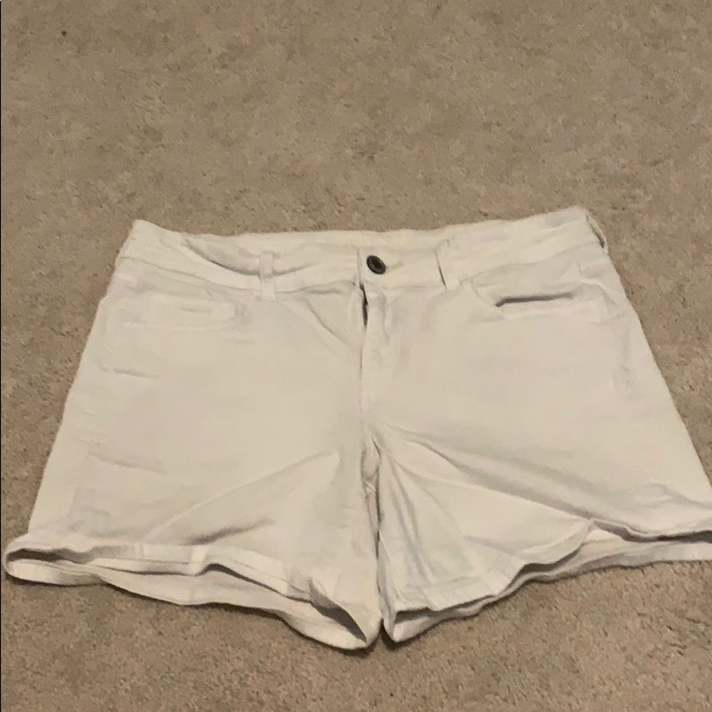 American Eagle Outfitters Size 14 White Shorts